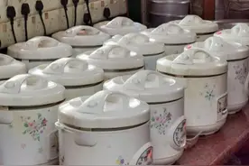 广东只有4张桌子的小店，用电饭锅来做煲仔饭，15元一锅日卖300锅图片