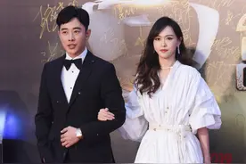 唐嫣罗晋婚后挽手现身，眼神中流露出满满爱意图片