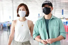 韩庚婚后越发低调，打扮时髦陪老婆走机场，卢靖姗衣品提升不少图片