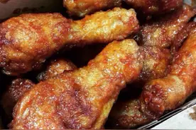大胃王吃50个“鸡腿”，刚要下口就穿帮了，网友：我能吃100个图片