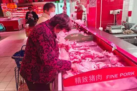 济南现排队“灌香肠”，有门店一天接上百斤香肠订单图片
