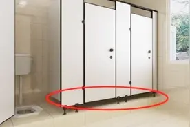 为什么女厕所门下会留一条缝隙？都是为了做这事方便！真涨见识了视频封面