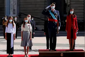 莱后一家四口亮相国庆节！莱昂诺尔公主肚腩鼓鼓，妹妹个子超过妈图片