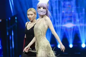 张俪穿金色挂脖舞裙上节目，灵动流苏火辣性感，姣好身材一览无遗图片