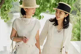三木妈妈不服老！被闺女打扮后高级又时髦，两人站一起更像好闺蜜图片