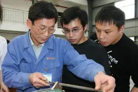 老师傅工作10年，奖金却比徒弟少五千元，离职后，老板：我错了图片
