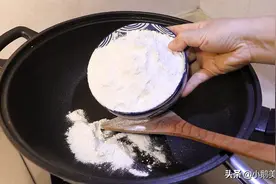 1碗面粉简单炒一下，1月的早餐都有了，暖胃助消化，营养又解馋图片