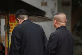 郭德纲探班于谦，应搭档指令好听话！网友调侃一晚上不见两人就想图片