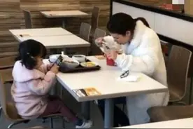 母女快餐店吃饭，路人拍照上传网络，网友惋惜：这孩子养“废”了图片