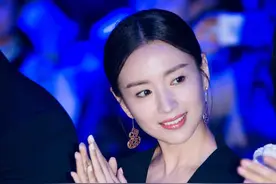 董洁越来越时髦，一件黑色连衣裙被她穿出高级感，惊艳到了图片
