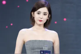 娜扎大秀身穿抹胸连体裤，大秀香肩锁骨小蛮腰图片