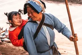 55年，她用残疾的双腿，走出了最坚强的笑容图片