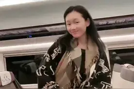 安徽一姐周群曝素颜！面色憔悴判若两人，高铁车厢内不戴口罩热舞图片