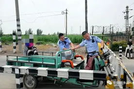 新乡民警道口紧急排险         5秒后火车安全通过图片