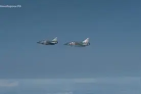 俄苏-27战机在黑海空域拦截两架法国战机图片