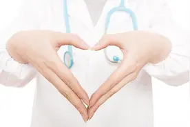央视快评丨向平凡而伟大的“白衣天使”致敬图片