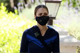 杰西卡·阿尔芭和小女儿街头散步，母女俩都是大长腿，爱了爱了图片