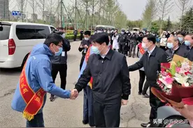 第二批返泰援鄂医护人员回家了，泰安全城以最高礼遇迎接英雄归来！！图片