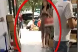 28岁女子被造谣出轨快递小哥生活发生巨变，出门被人指指点点图片