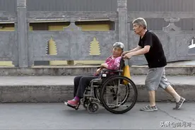 68岁老人用轮椅推患脑溢血后遗症的老伴锻炼，每天步行8公里图片