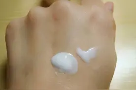 擦乳液，为何不要直接“倒手心”？看完分析后，难怪皮肤干燥图片