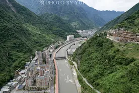 中国最窄的县城，两山夹峙十分险峻，当地人最怕塌方，看着都危险图片