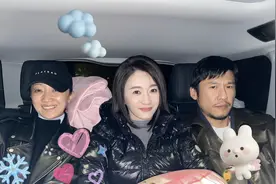 李小冉获亲密好友探班，45岁肤白貌美，曾被网友称“男神收割机”图片