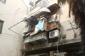 上海弄堂25㎡老破小，无厨无卫像荒宅，改造后竟成小别墅图片