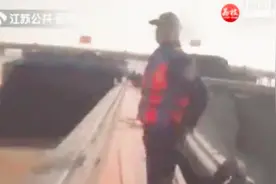 2万余吨垃圾被倾倒长江，多地水域出现垃圾带，民警发现可疑船只视频封面