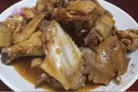 鸡肉家常简单小炒，蒜姜爆炒焖1分钟，原汁原味非常好吃，真香图片