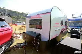 结合D60牵引上路 上汽大通探索家X50拖挂房车抢先实拍图片