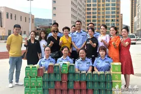 爱心企业端午佳节看望慰问一线执勤交警图片