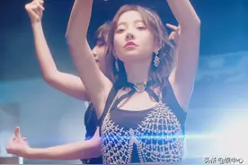 冯提莫开始走性感路线，新MV女团风满满，堪称“纯欲天花板”图片