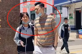 “最年轻爸爸”走红，接读高中的女儿放学，却被误以为是男朋友图片