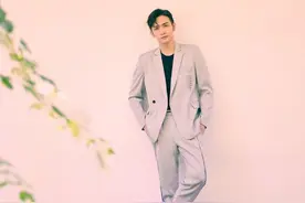 张彬彬西装造型，身穿链条装饰的休闲西装，内搭黑色T恤现身图片