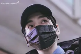 王子异牛仔衬衣搭蓝色外套，简约又大方，脏辫搭彩色皮筋酷飒十足图片