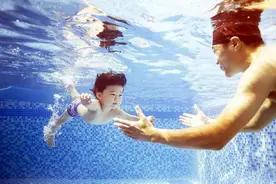 炎炎夏日，带宝宝玩“水上乐园”要注意这些图片