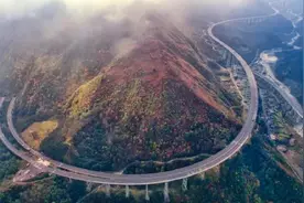 中国搞定世界难题，造亚洲第一螺旋高速，像一条巨龙盘旋大山深处图片