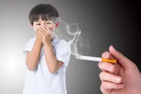 电梯里小伙向宝宝吐烟，爸爸三拳干翻！如果是你，忍了还是揍他？图片