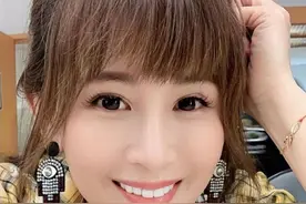 47岁女演员拍戏脸上抹满猪粪泥巴，那些不敬业的明星羞愧吗？图片