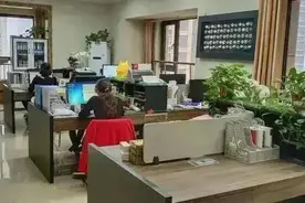 女白领“炫耀”：进了国企不担心加班、裁员，食堂都好吃图片