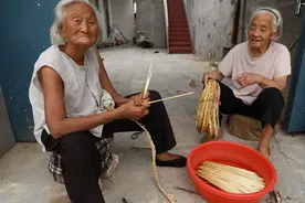 90岁妯娌俩相伴70载，嫂嫂比弟妹还小一岁，一起掐辫子成村头风景图片