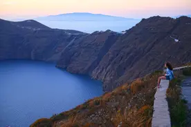 希腊圣托里尼隐世小镇，坐拥“爱琴海阳台”海景，美得像仙境图片