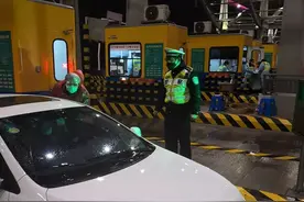 抗疫一线 | 寒夜来临，他们是朔风骤雨里的前行者......图片