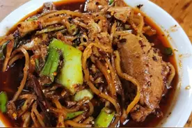 成都这家老牌苍蝇馆子，只卖3道菜，30块钱一份，不停地做不赶趟图片