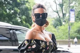 凯特·贝金赛尔 (Kate Beckinsale) 身着花卉印花连衣裙在纽约市图片