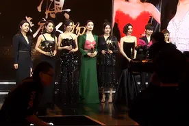 关晓彤出席红毯，穿高跟鞋走路困难，被江疏影搀扶下台太搞笑图片