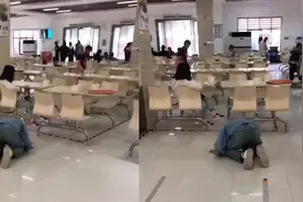 对得起爹妈吗？郑州一大学生在食堂向女友下跪磕头，女孩无动于衷视频封面