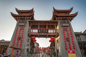 云南花费32亿打造的旅游古镇，却因商业化严重，被游客“嫌弃”图片