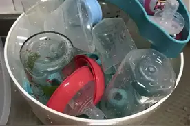 “开水烫奶瓶”省事又有效？宝妈坚持一个月后，宝宝却进了医院图片
